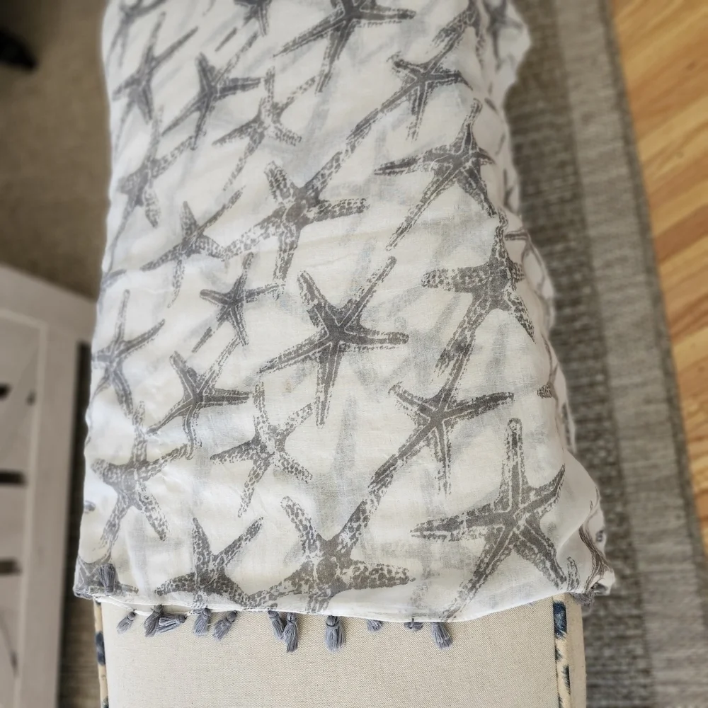 Do everything in love Starfish Patterned Scarf
